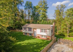 Building Photo - Lovely Country Home Close to Christiansburg