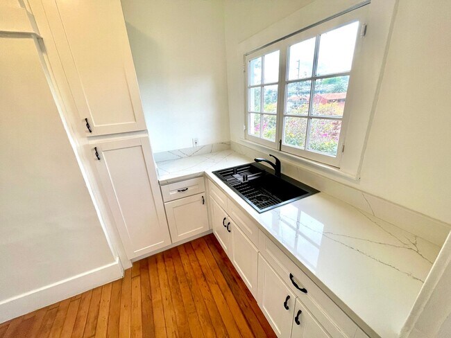 Building Photo - Spacious, studio located Echo Park! Move-i...