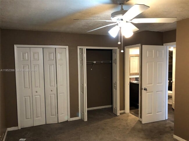 Building Photo - 685 Grenadine Ct