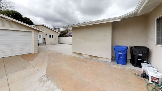 Building Photo - Cozy 3BD/1BA w/ Large Kitchen! (Lease out, pending signatures. Check back in a few days!)