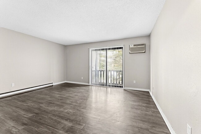 Building Photo - 5943 Walnut Cir Dr