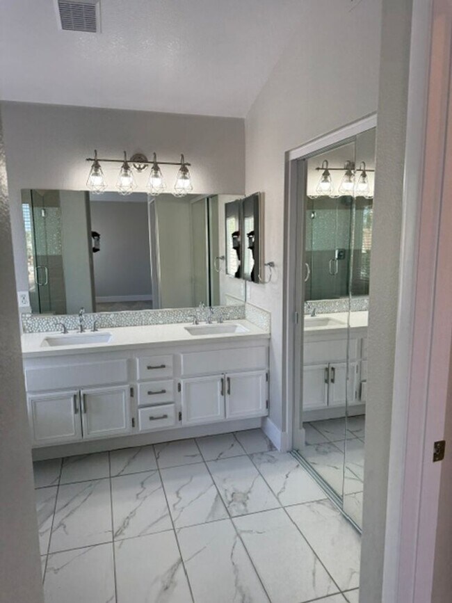 Building Photo - STUNNING & GORGEOUS 4 BED/2.5 BATH POOL HOME IN ELDORADO! *** ONLY $2,599 ***