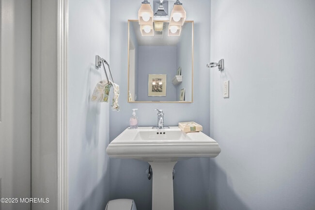 Building Photo - 202 2nd Ave