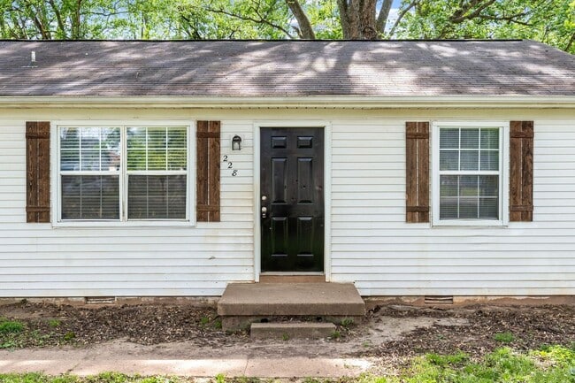 Building Photo - 3 Bedroom Pet Friendly Home For Rent Close To Post!