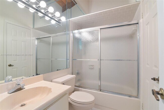 2nd bathroom - 2753 S Parkview Dr
