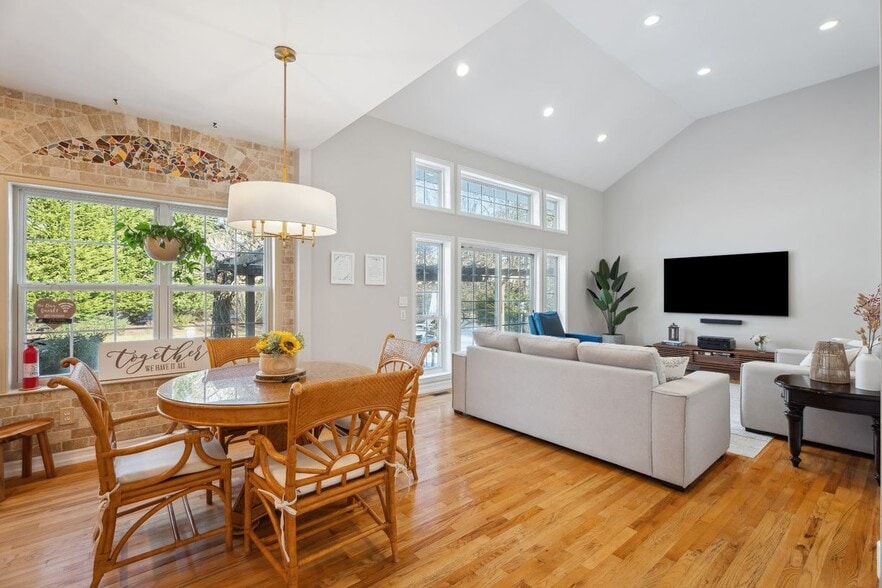 Building Photo - 39 Hollow Ln