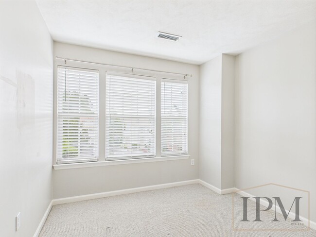 Building Photo - Available Now!- 3 Bedroom Home in Eastern ...