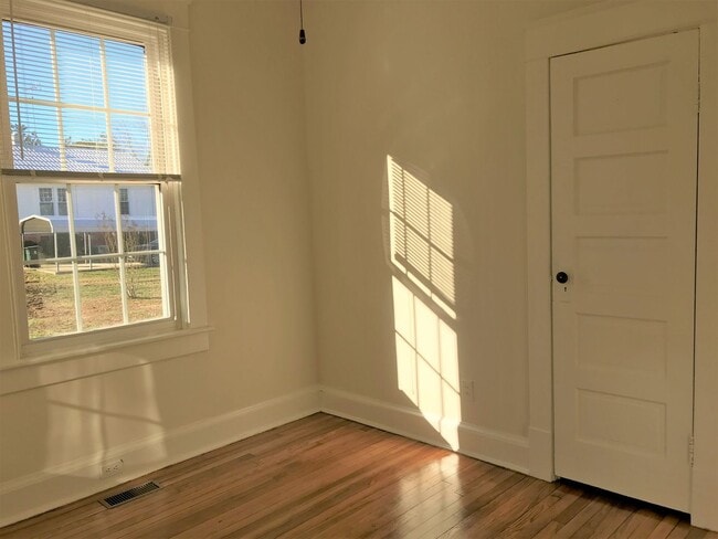 Building Photo - Lovely Rancher For Rent in Heart of South ...
