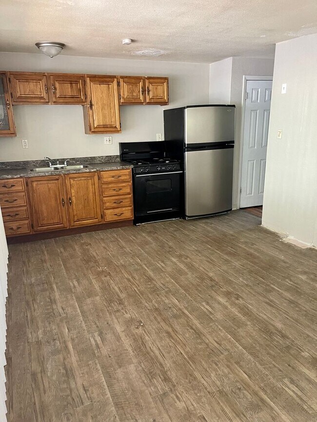 Building Photo - Martha Drive Triplex (3)