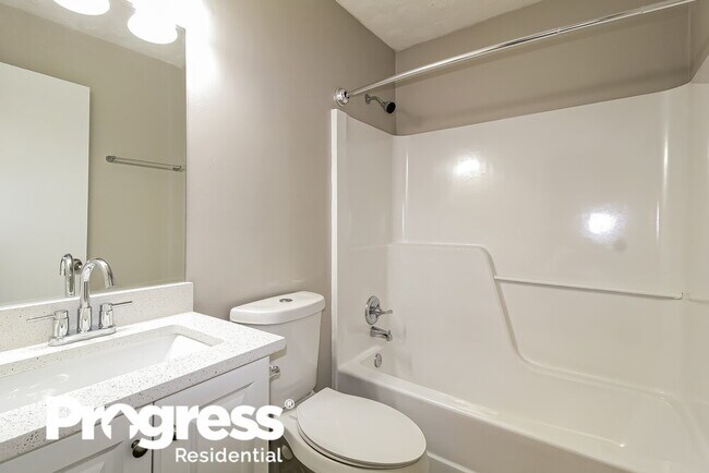 Building Photo - 632 Country Club Dr