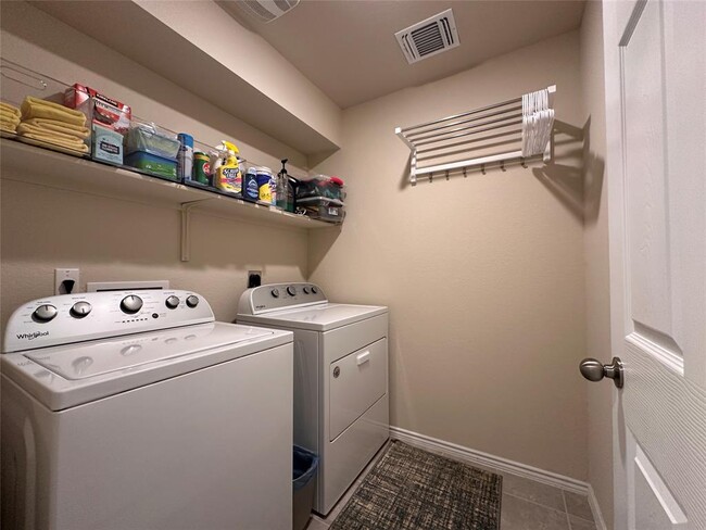 Building Photo - 216 Midas Ln