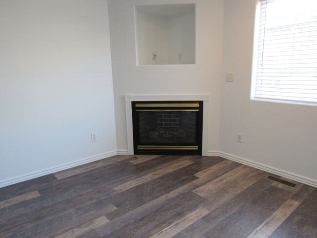 Building Photo - Gorgeous! Spacious Westside Home