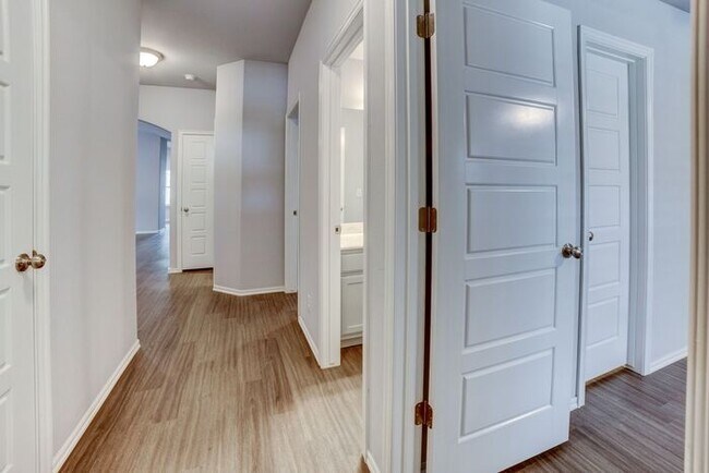 Building Photo - Brand new 4/2/2 in Elysian Fields!