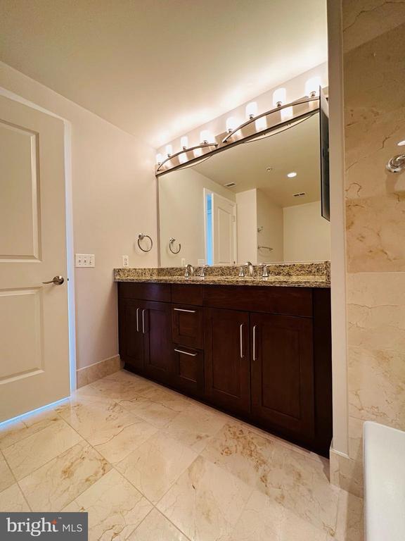 Building Photo - 8220 Crestwood Heights Dr