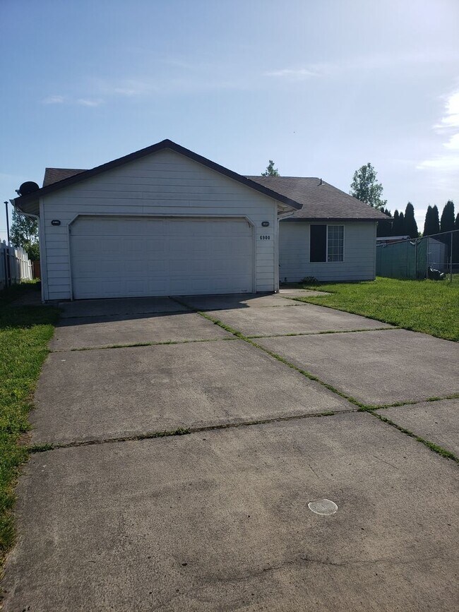 Building Photo - Charming Ranch-Style Home – 3 Bedroom, 2 Bath