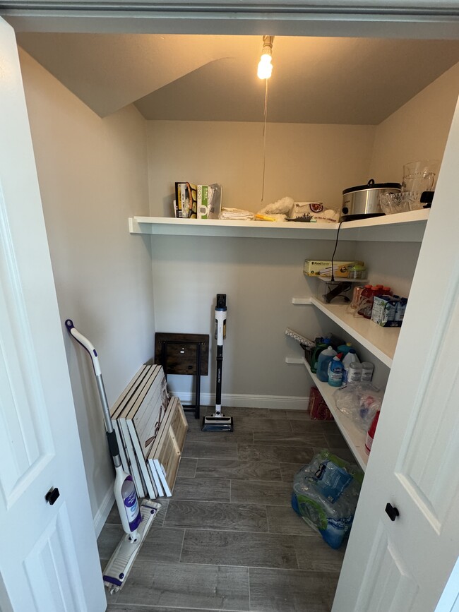 Building Photo - 13926 Sunset Dr