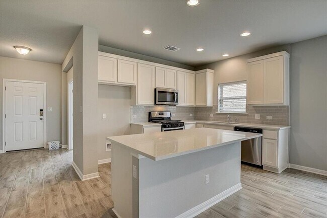 Building Photo - 108 Peruvian Ln