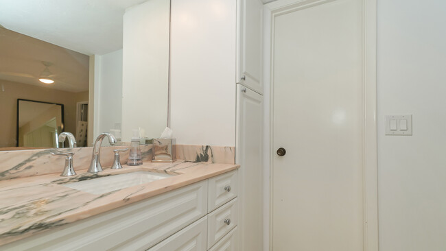 Building Photo - 6019 W Peppertree Way