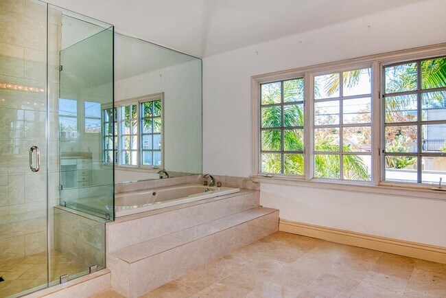 Building Photo - 321 S Palm Dr