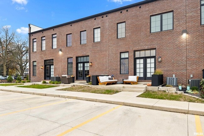 Building Photo - 824 W Moss Ave