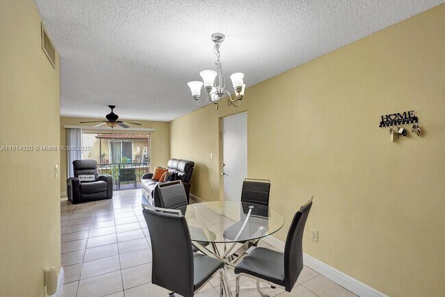 Building Photo - 10804 N Kendall Dr