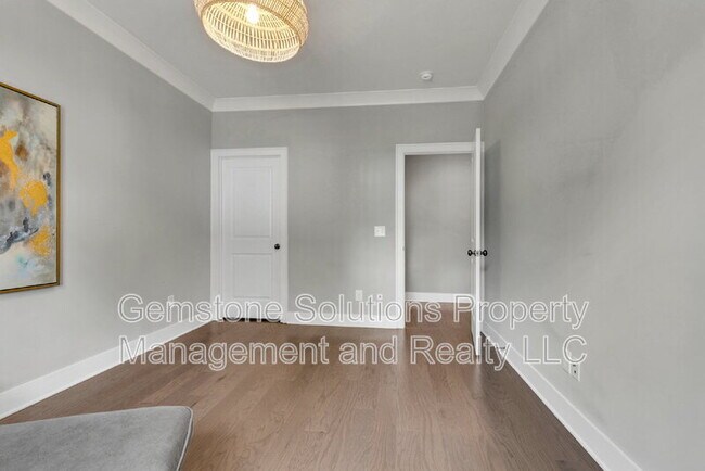 Building Photo - 1806 Burland Cres