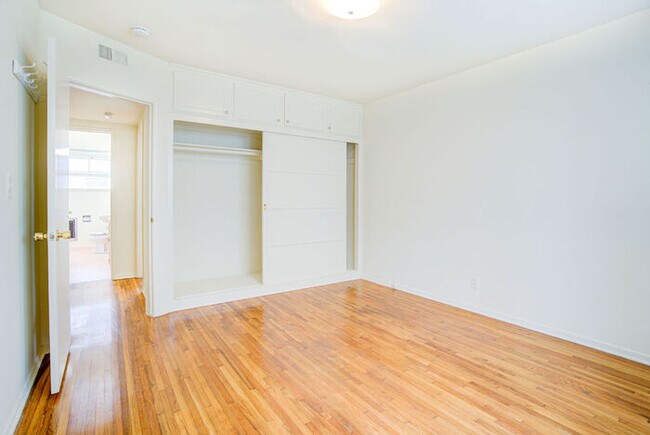 Building Photo - 415 San Vicente Blvd