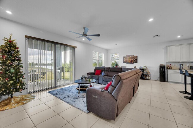 Building Photo - 10142 SW Orana Dr