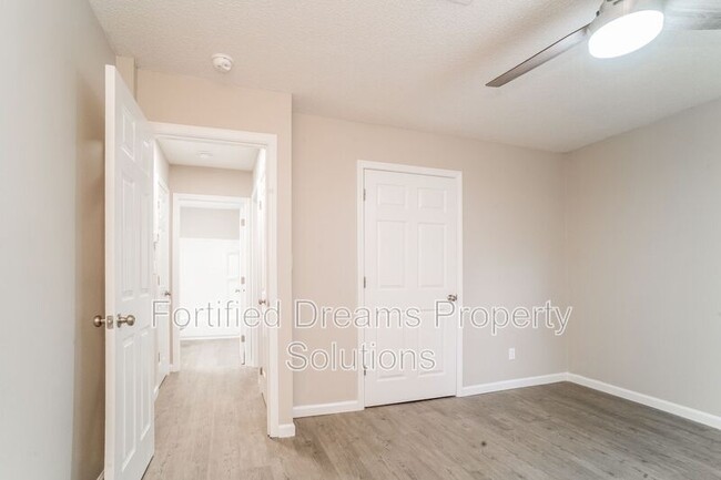 Building Photo - 615 Dumaine St