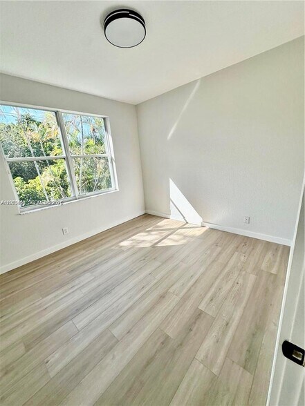 Building Photo - 4946 SW 38th Way