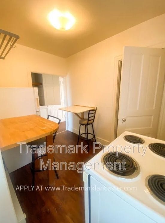 Building Photo - 517 W James St