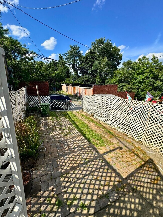 Building Photo - 548 Radnor Ave