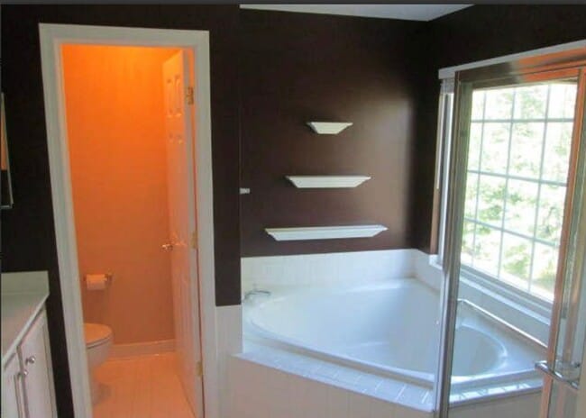Building Photo - Beautiful 3 Bed 2 Bath 2 Half Bath Brick T...