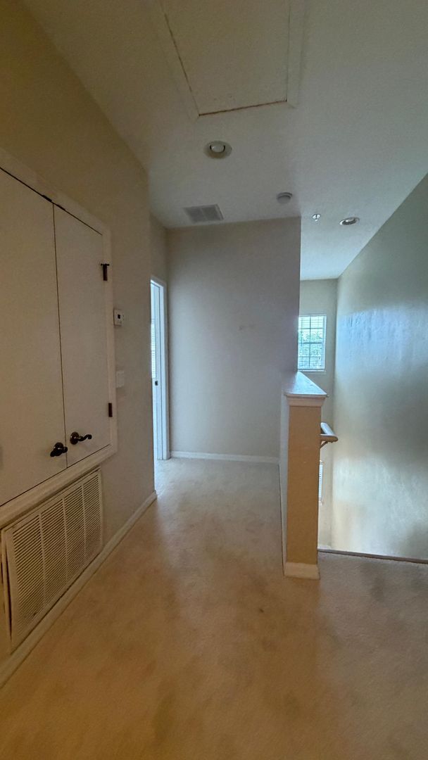 Building Photo - Beautiful 2 bed & 2.5 bath townhome