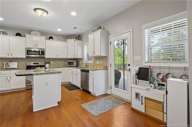 Building Photo - 852 Micahs Way N