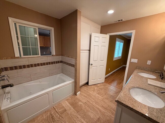 Building Photo - Unbelievable 4 Bed, 4 Bath House For Rent In Buena Park-Must See To Appreciate!