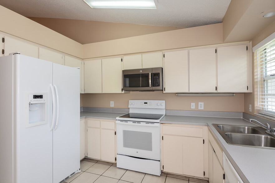 Building Photo - 9755 Fox Hollow Rd