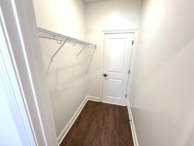 Building Photo - 3BR/3.5BA Stand Alone House in South Grove