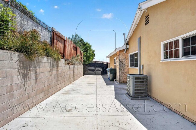 Building Photo - Charming 4 Bedroom Home with Private Yard & Garage Parking