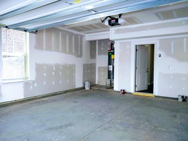 Building Photo - 2 bedroom town home next to Light Rail off...