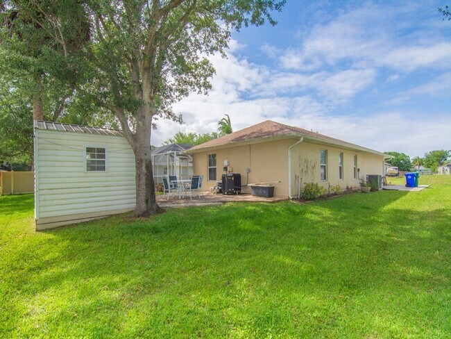 Building Photo - 962 Montrose Ave