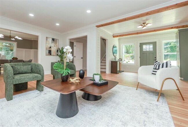 Building Photo - 2908 N Hills Dr NE