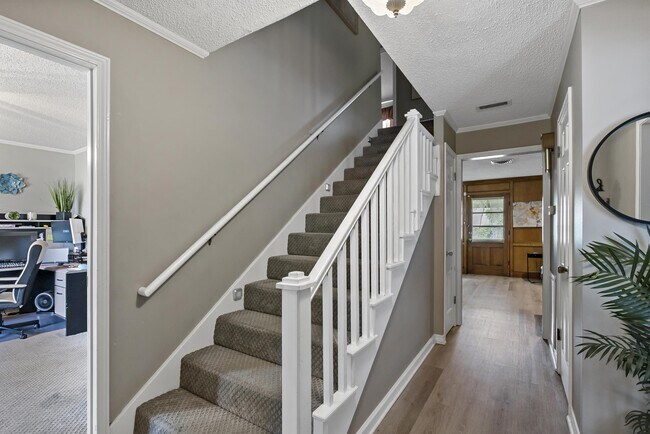 Building Photo - 2508 Memorial Dr