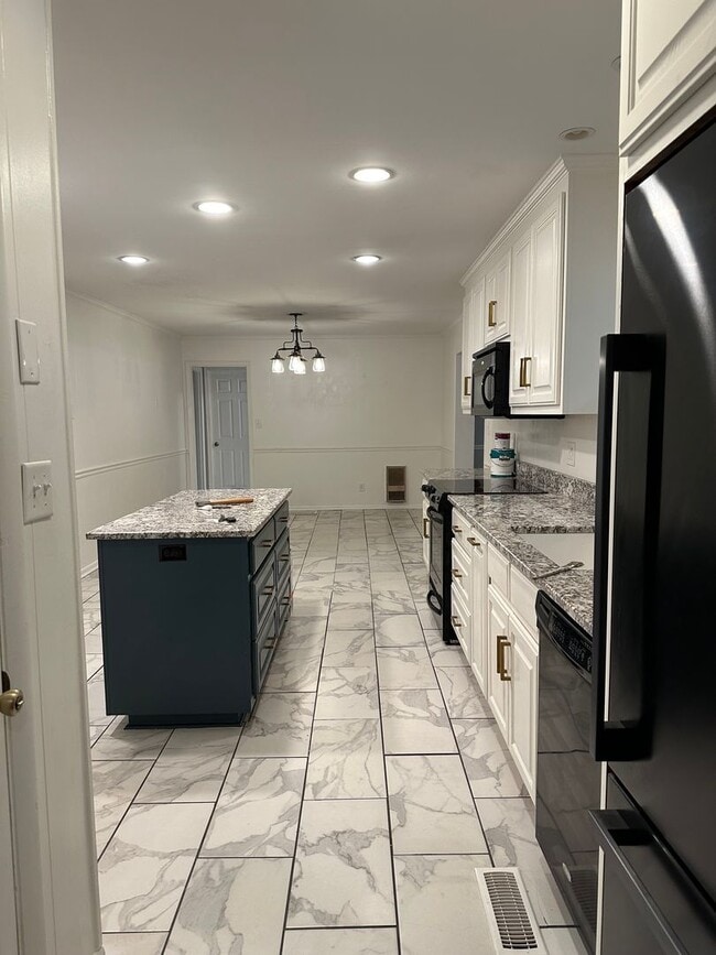 Building Photo - Large Home on the Eastside on a deadened street - Pre Lease