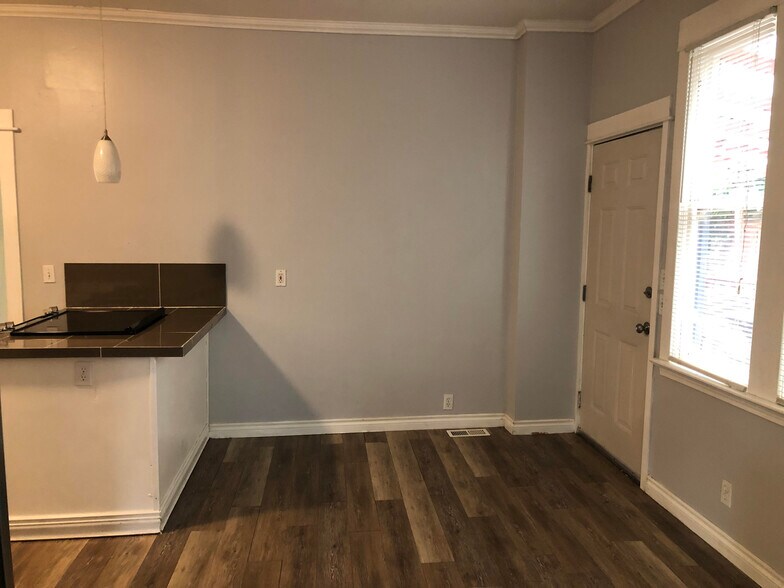 Building Photo - 5410 NE 32nd Pl.