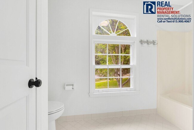 Building Photo - Beautiful Brentwood 3 BD home with attache...