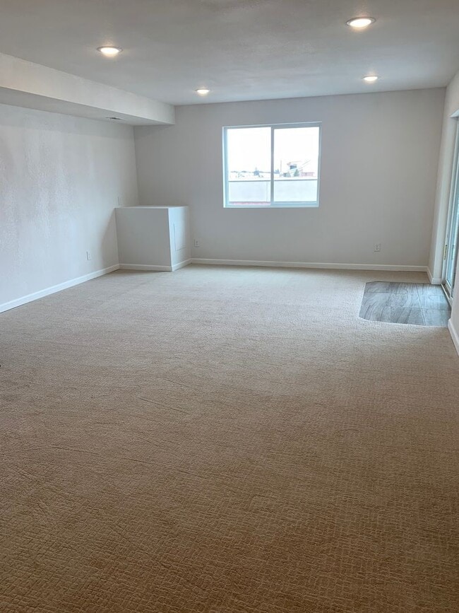 Building Photo - Beautiful Townhome In Monument With Two Ma...