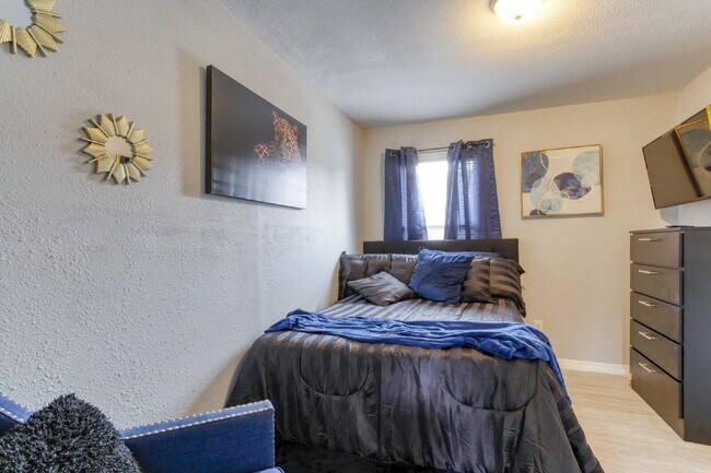 Building Photo - Beautifully Remodeled 3BR Duplex Near Parks, Schools & New Rec Center — Utilities Included. Secti...