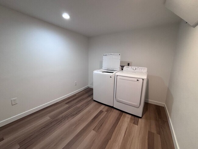 Building Photo - Newly updated 4 bedroom house in Laurelhurst neighborhood!