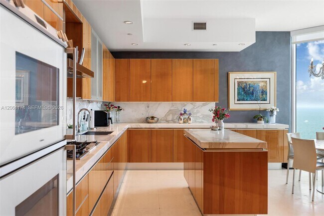 Building Photo - 16051 Collins Ave